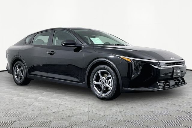 Used 2025 Black Kia LXS image 3