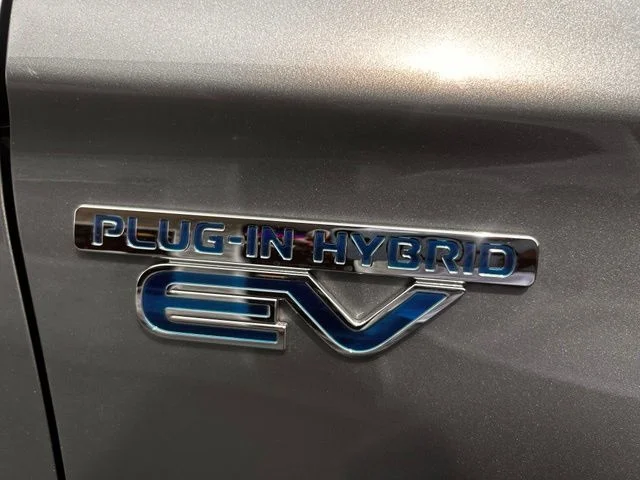 Used 2022  Mitsubishi  image 11