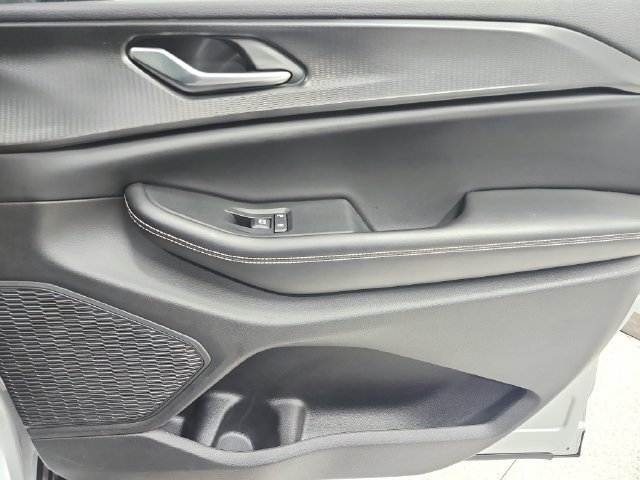 Used 2023 Silver Jeep Altitude image 43