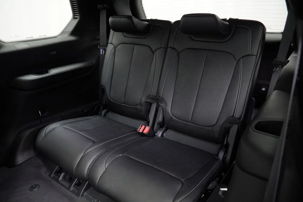 New 2026 Diamond Black Crystal Pearl-Coat Exterior Paint Jeep Limited image 18
