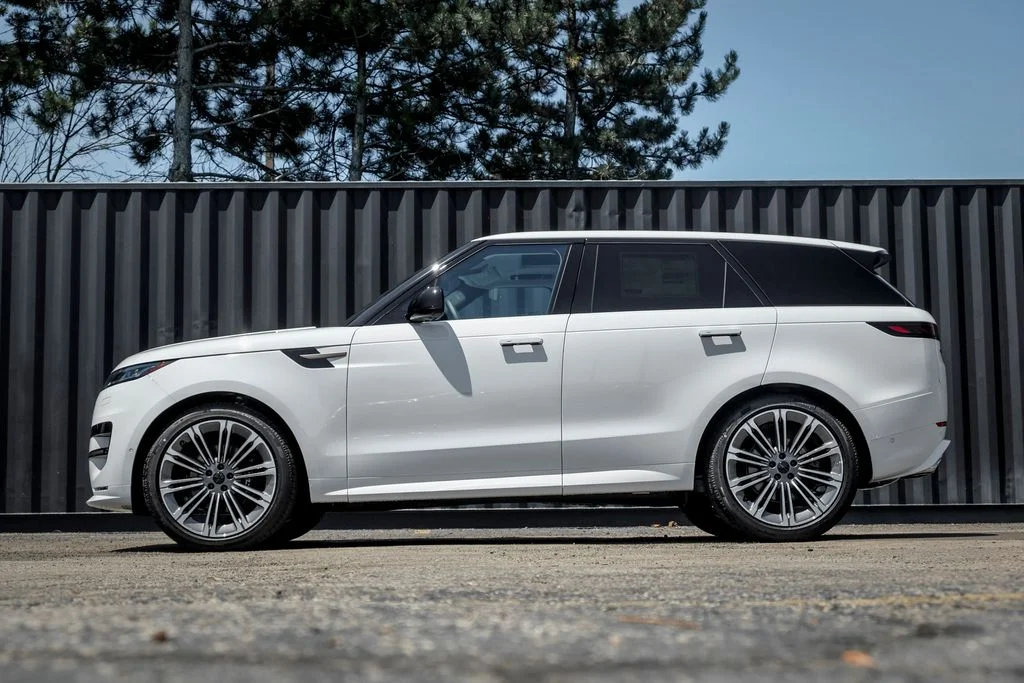 New 2026 Fuji White Land Rover Dynamic SE image 3