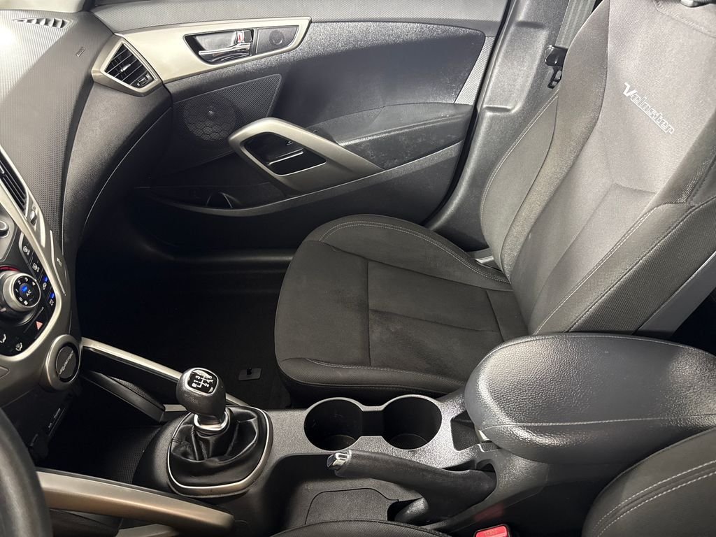 2013 Hyundai Veloster Base - Photo 17