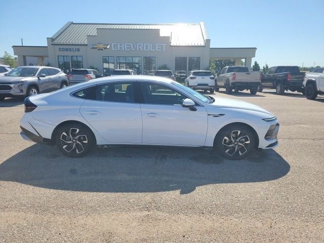 Used 2025 White Hyundai SEL image 21