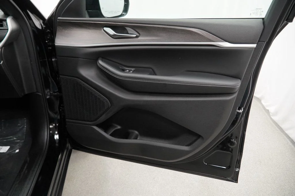 New 2026 Diamond Black Crystal Pearl-Coat Exterior Paint Jeep Altitude image 32