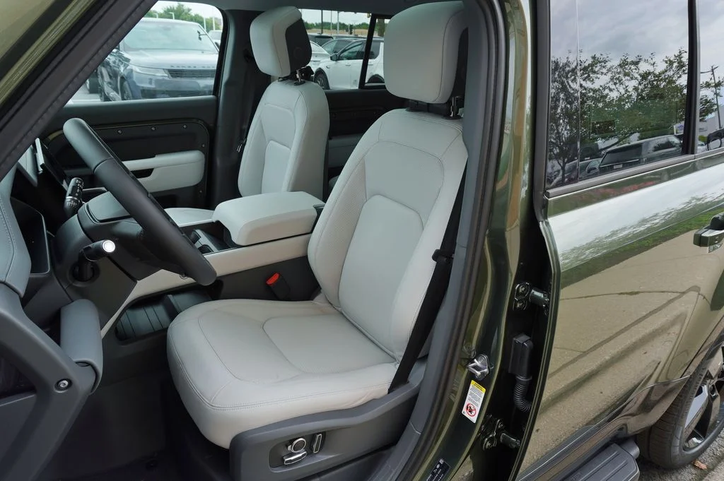 New 2026 Woolstone Green Land Rover X-Dynamic SE image 13
