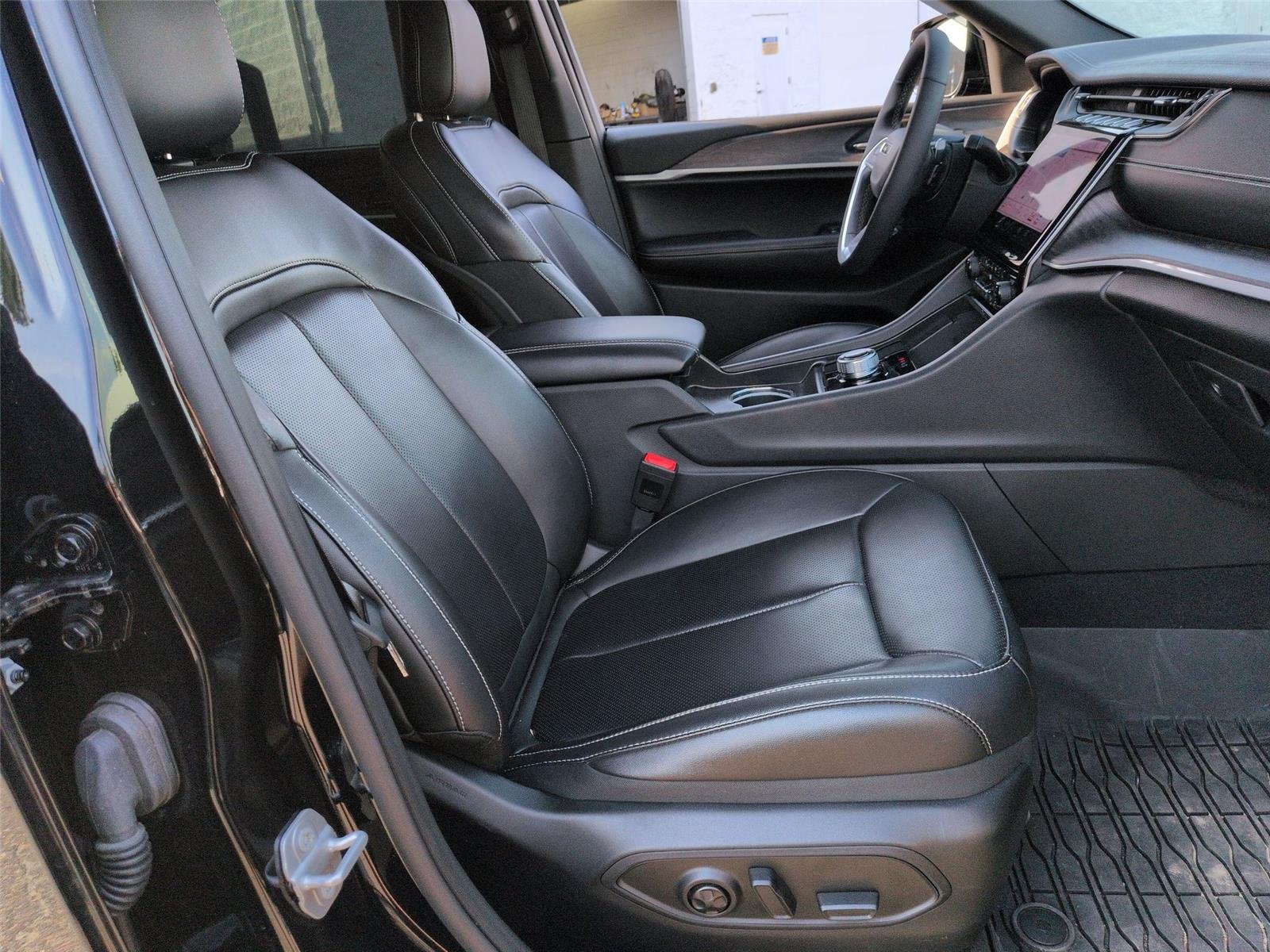 Used 2025 Diamond Black Crystal Pearlcoat Jeep Limited image 39