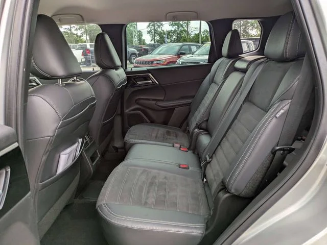 2023 Mitsubishi Outlander Plug-In Hybrid SE - Photo 16