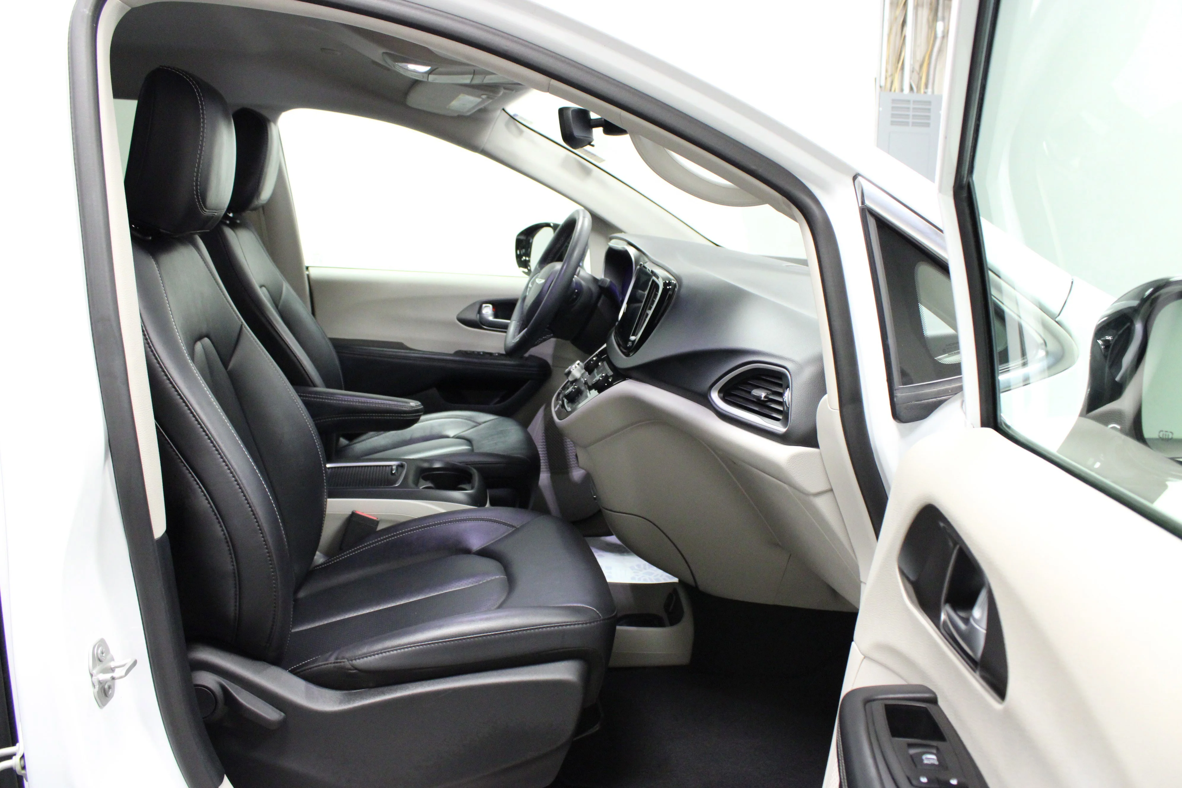 Used 2024 Bright White Clearcoat Chrysler Touring L image 17