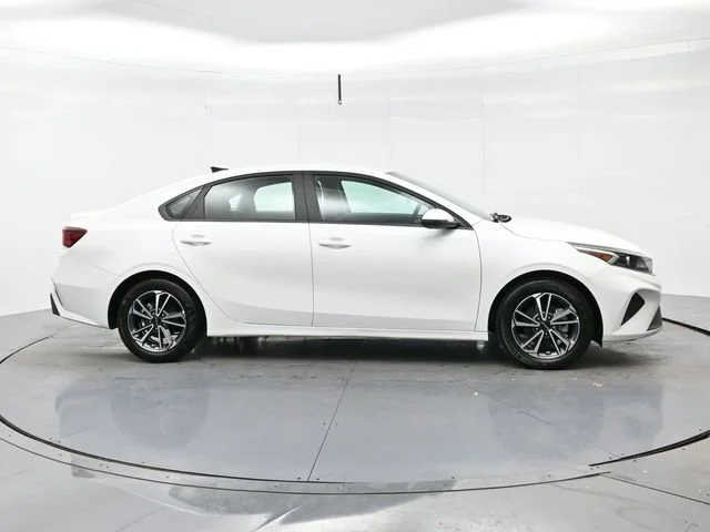 Used 2022 Snow White Pearl Kia LXS image 8