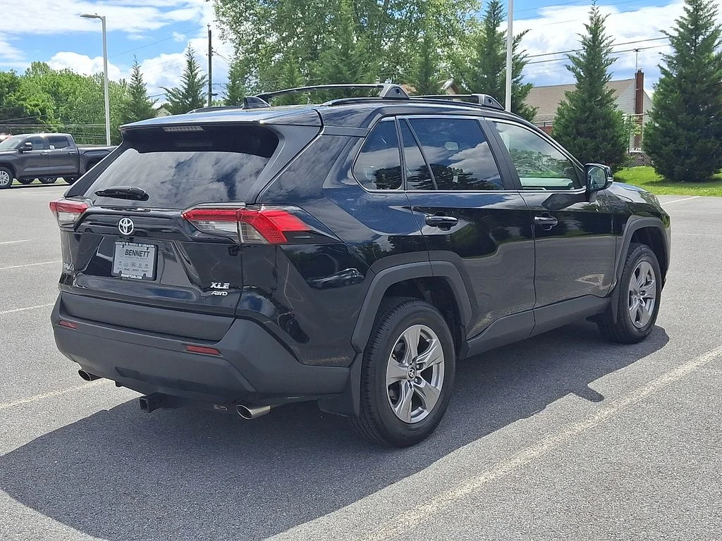 2025 Toyota RAV4 XLE - Photo 4