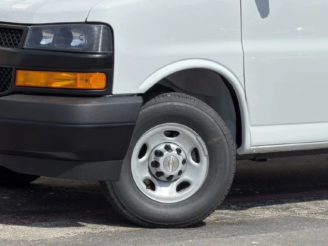 New 2026 Summit White Chevrolet WT image 8