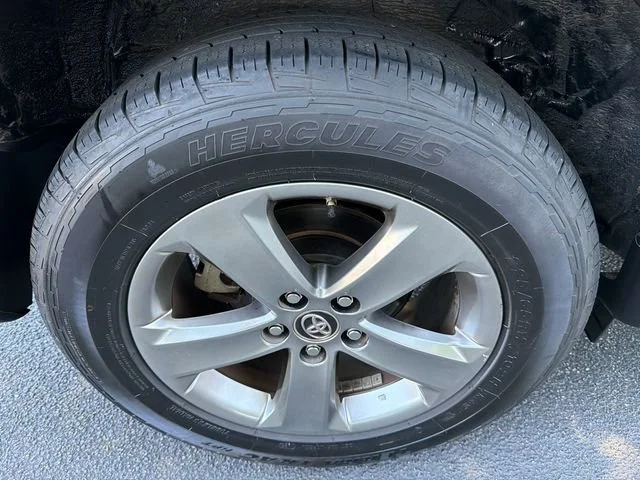 Used 2015 Silver Toyota XLE image 17