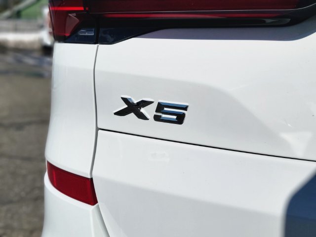 Used 2026 White BMW xDrive40i image 11