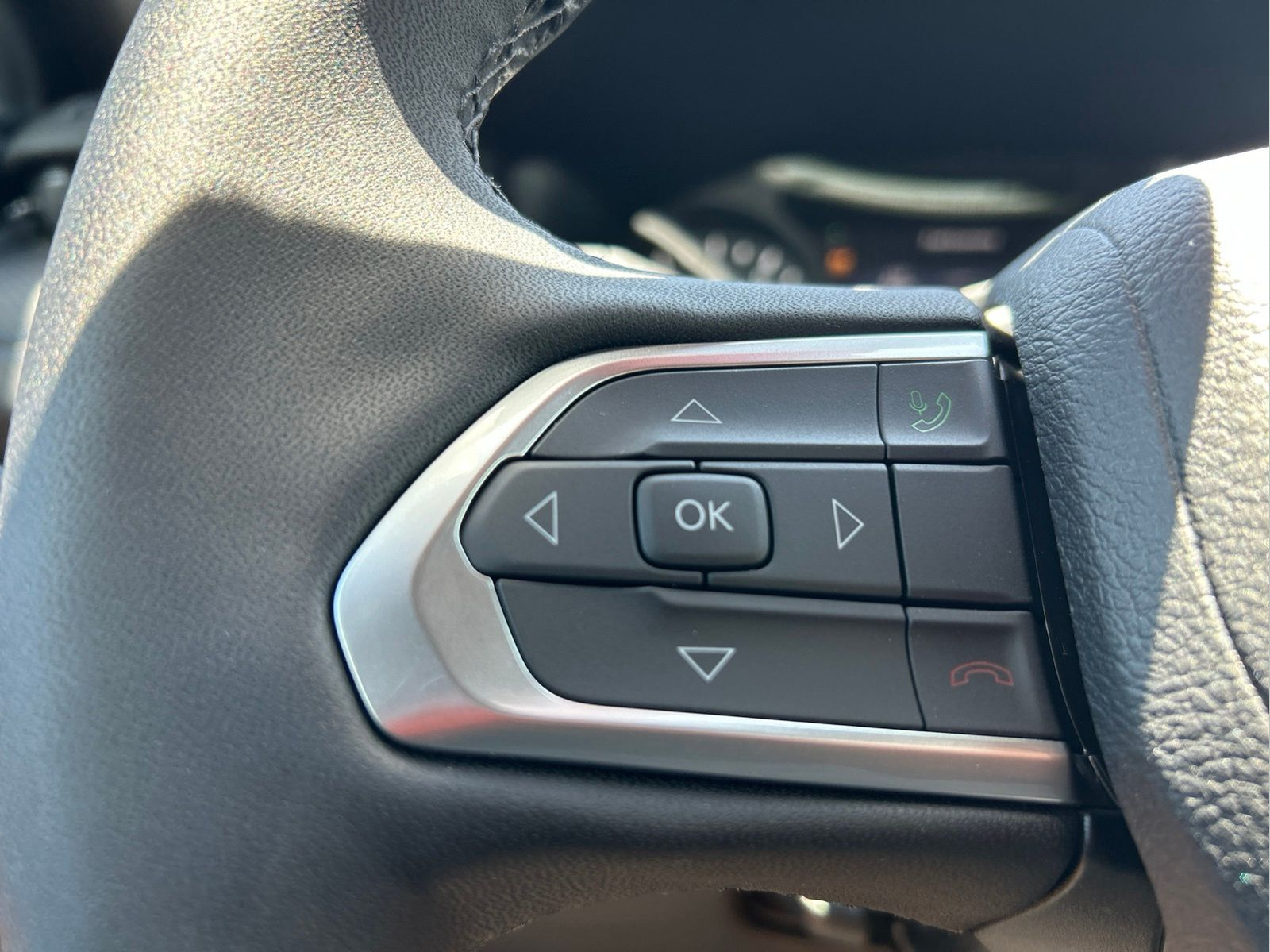 New 2026 Red Hot Pearl-Coat Exterior Paint Jeep Latitude image 25