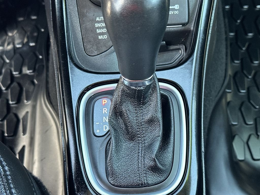 Used 2021  Jeep Altitude image 28