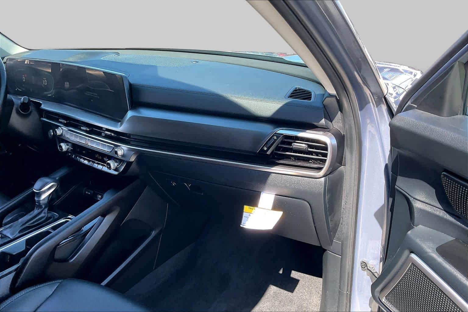 Used 2025 Everlasting Silver Kia LX image 17