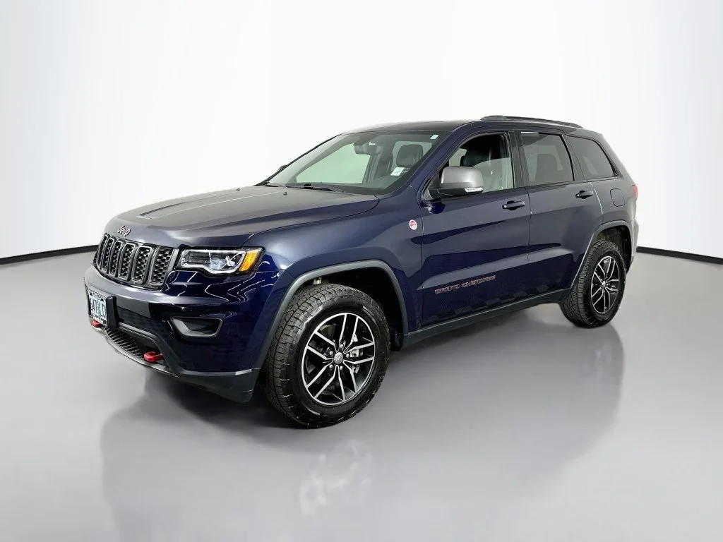 Used 2018 True Blue Pearlcoat Jeep Trailhawk image 4