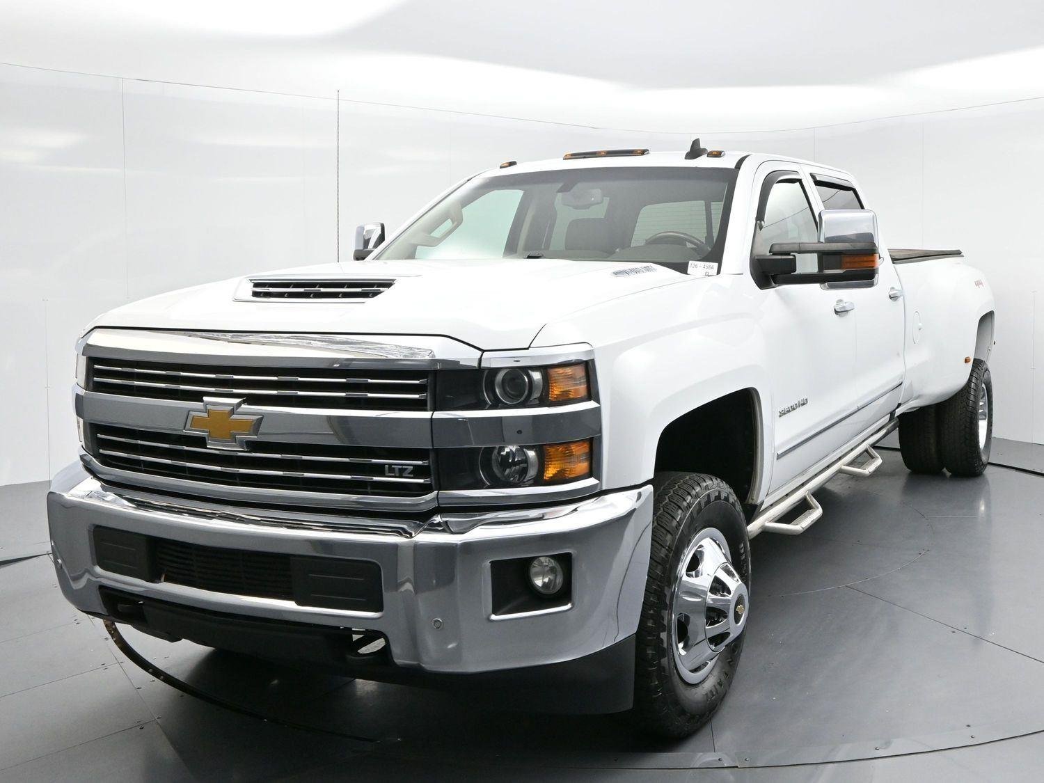 Used 2018 SUMMIT WHITE Chevrolet LTZ image 3