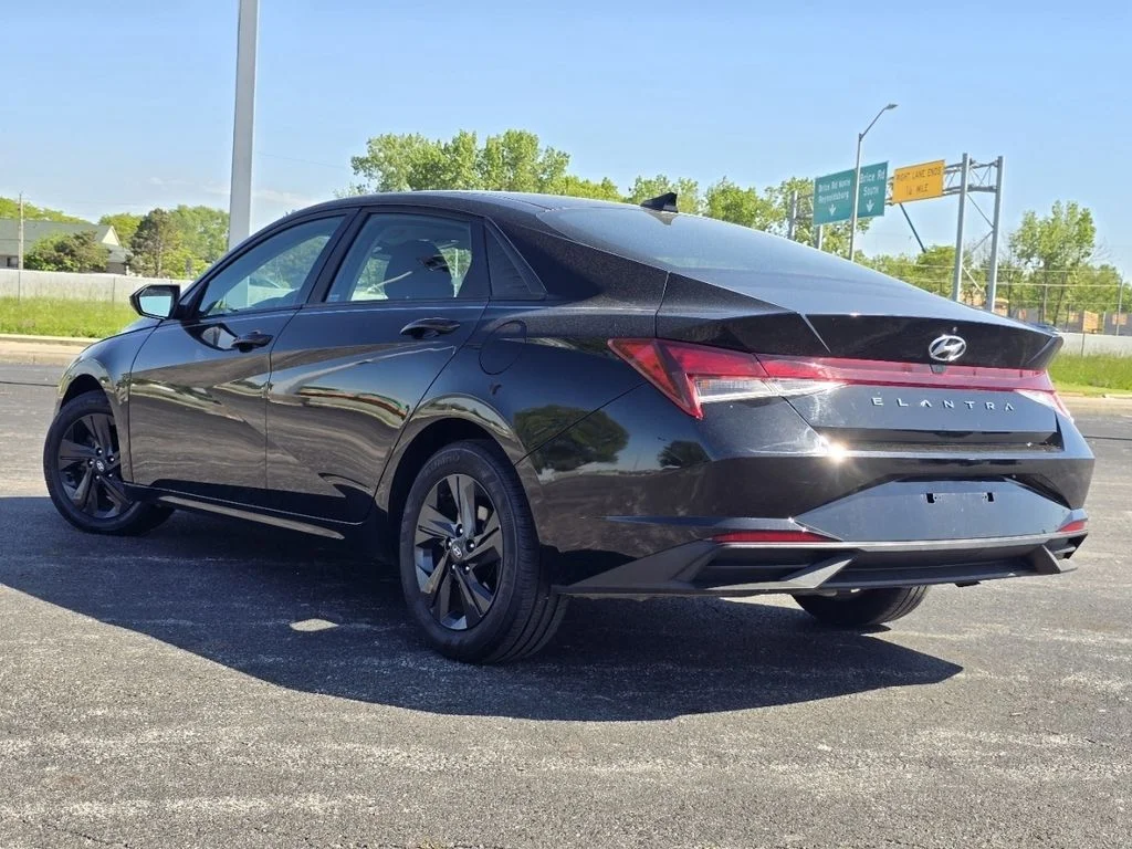 Used 2022 Phantom Black Hyundai SEL image 13
