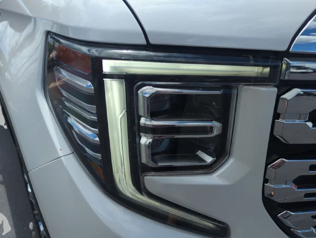 Used 2023 White GMC Denali image 17