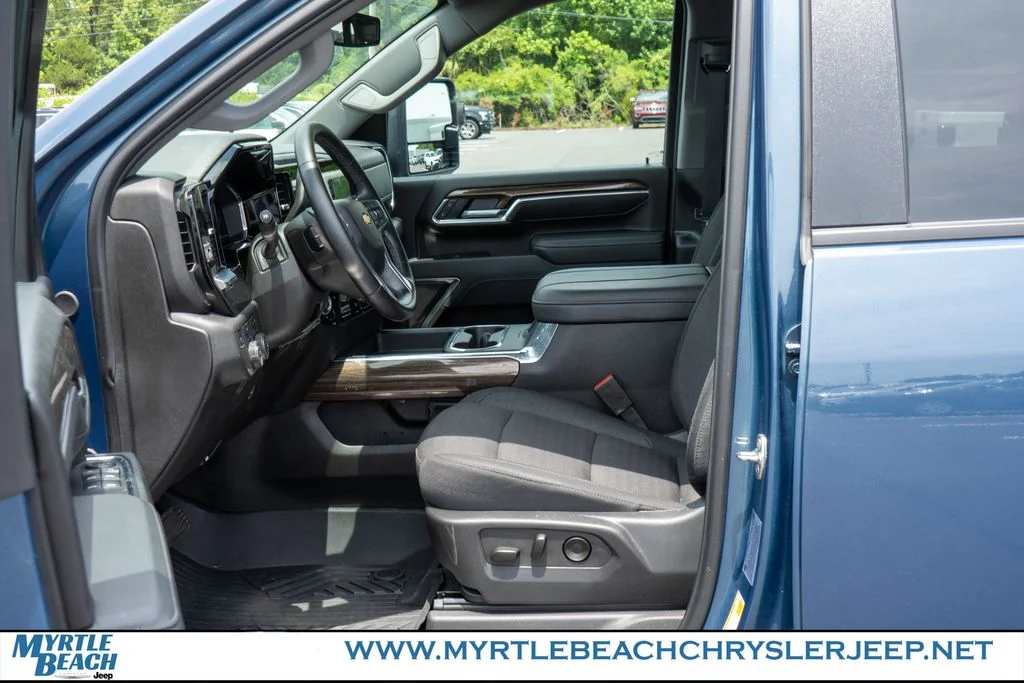 Used 2025 Lakeshore Blue Chevrolet LT image 17