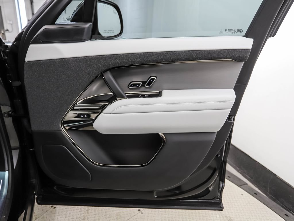 Used 2024 Santorini Black Metallic Land Rover SE image 29