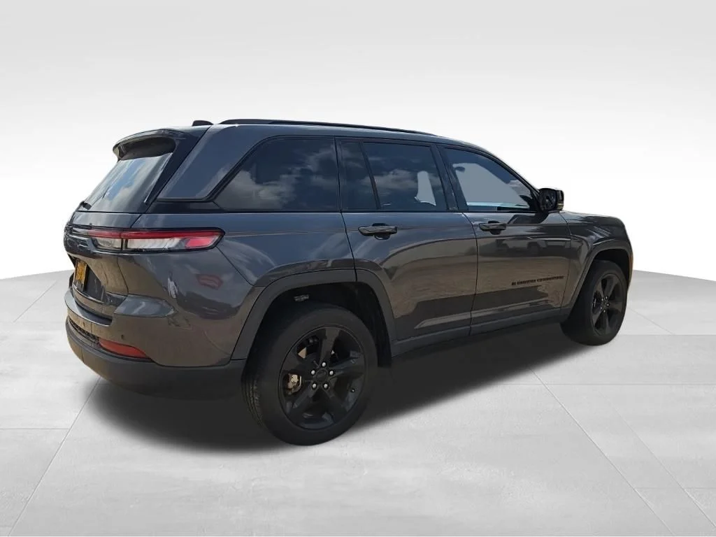 Used 2023 Gray Jeep Altitude X image 8