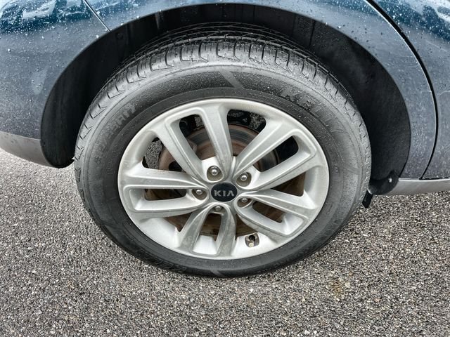 Used 2017 Black Kia Plus image 20