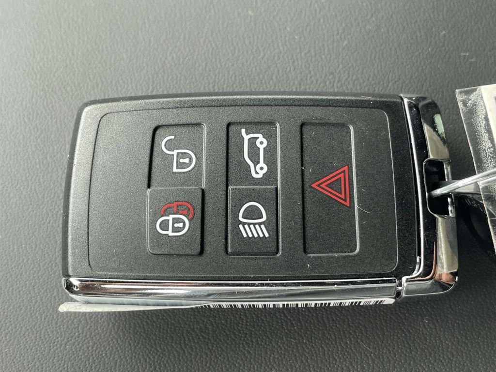 New 2026 Fuji White Land Rover Dynamic SE image 41