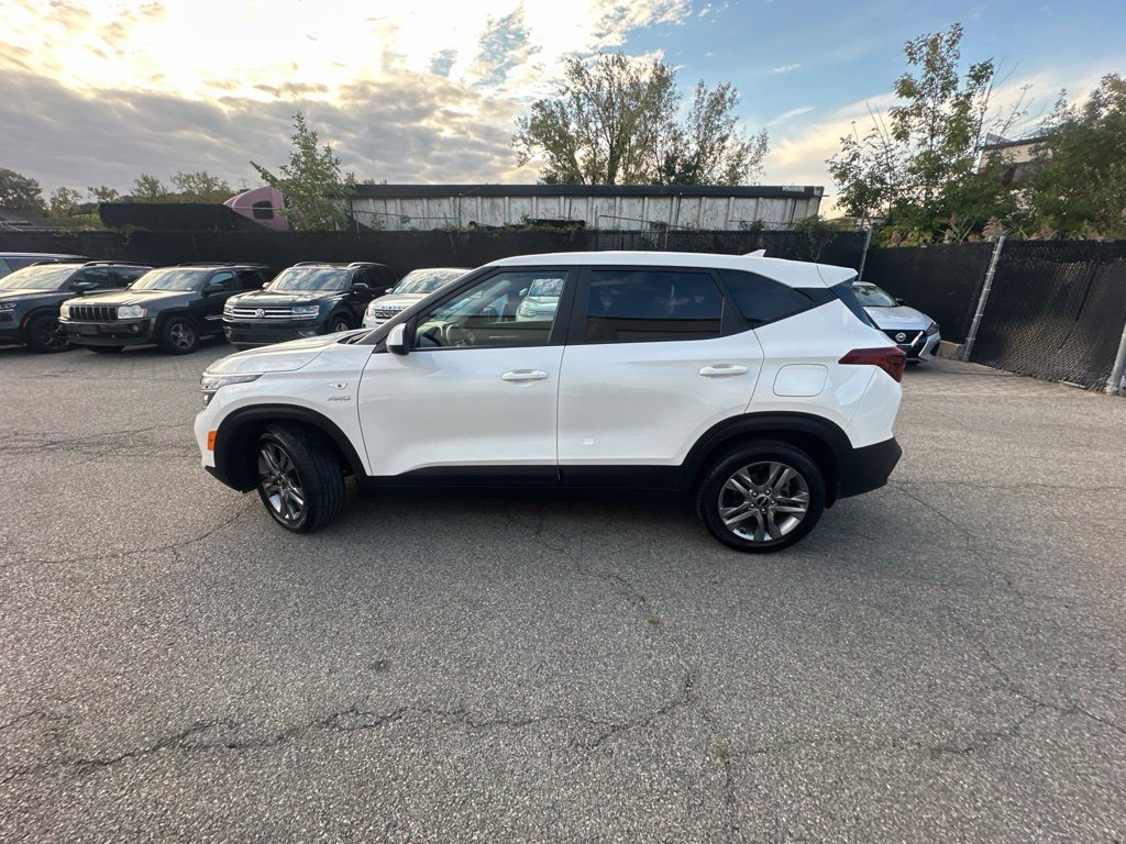 Used 2023 White Kia LX image 3