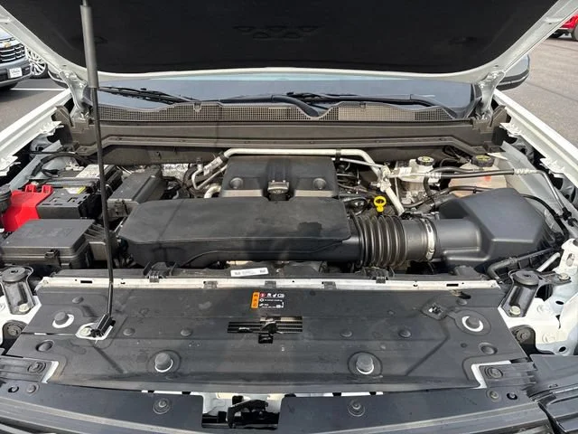Used 2025 Summit White Chevrolet Z71 image 27