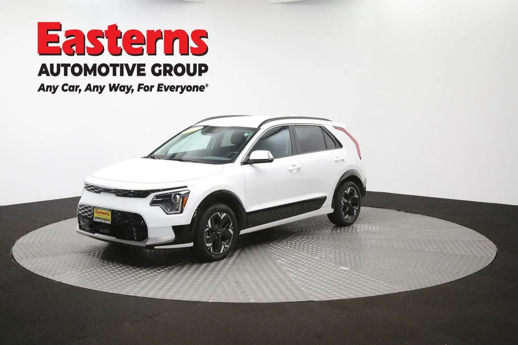 Used 2024 White Kia Wind image 54