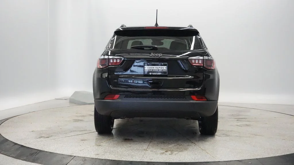 New 2026 Diamond Black Crystal Pearlcoat Jeep Latitude image 8