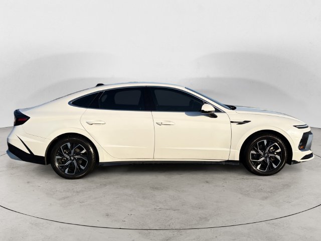 Used 2025 White Hyundai SEL image 4