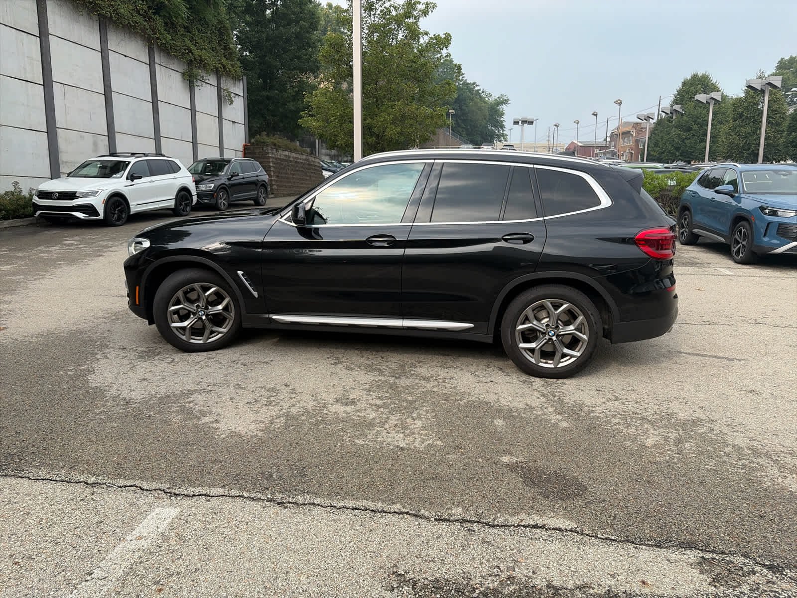 Used 2021 Black Sapphire Metallic BMW xDrive30i image 3