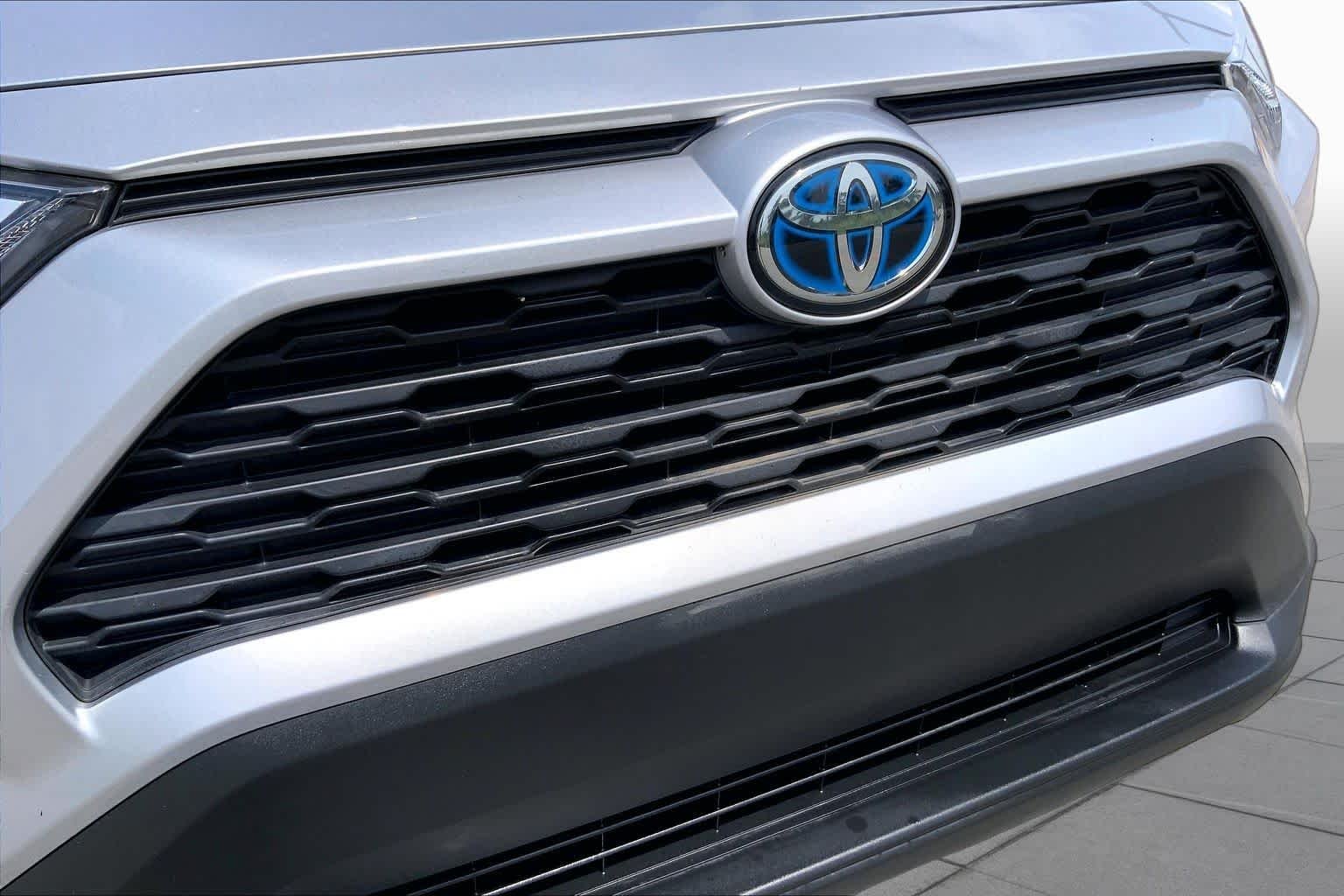 Used 2022 Silver Sky Metallic Toyota Hybrid XLE image 29