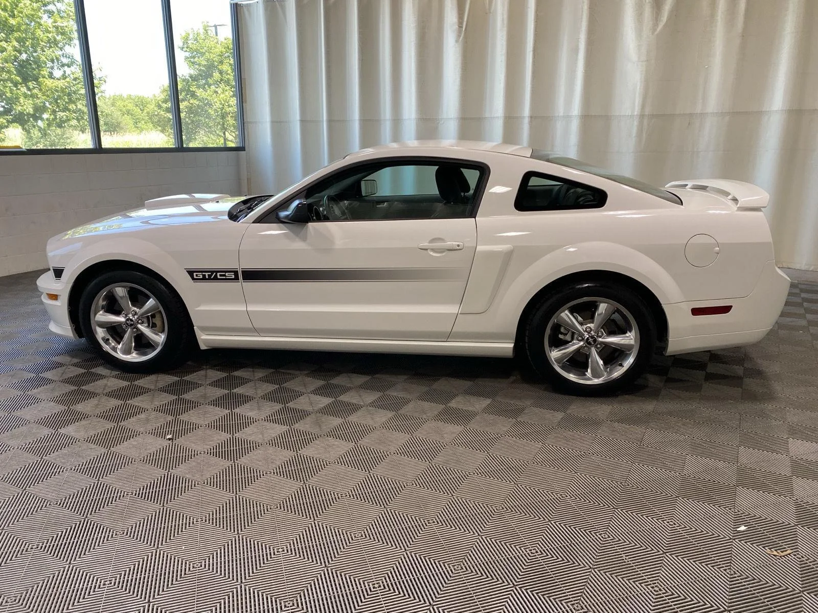 Used 2008 Performance White Clearcoat Ford GT Deluxe image 5