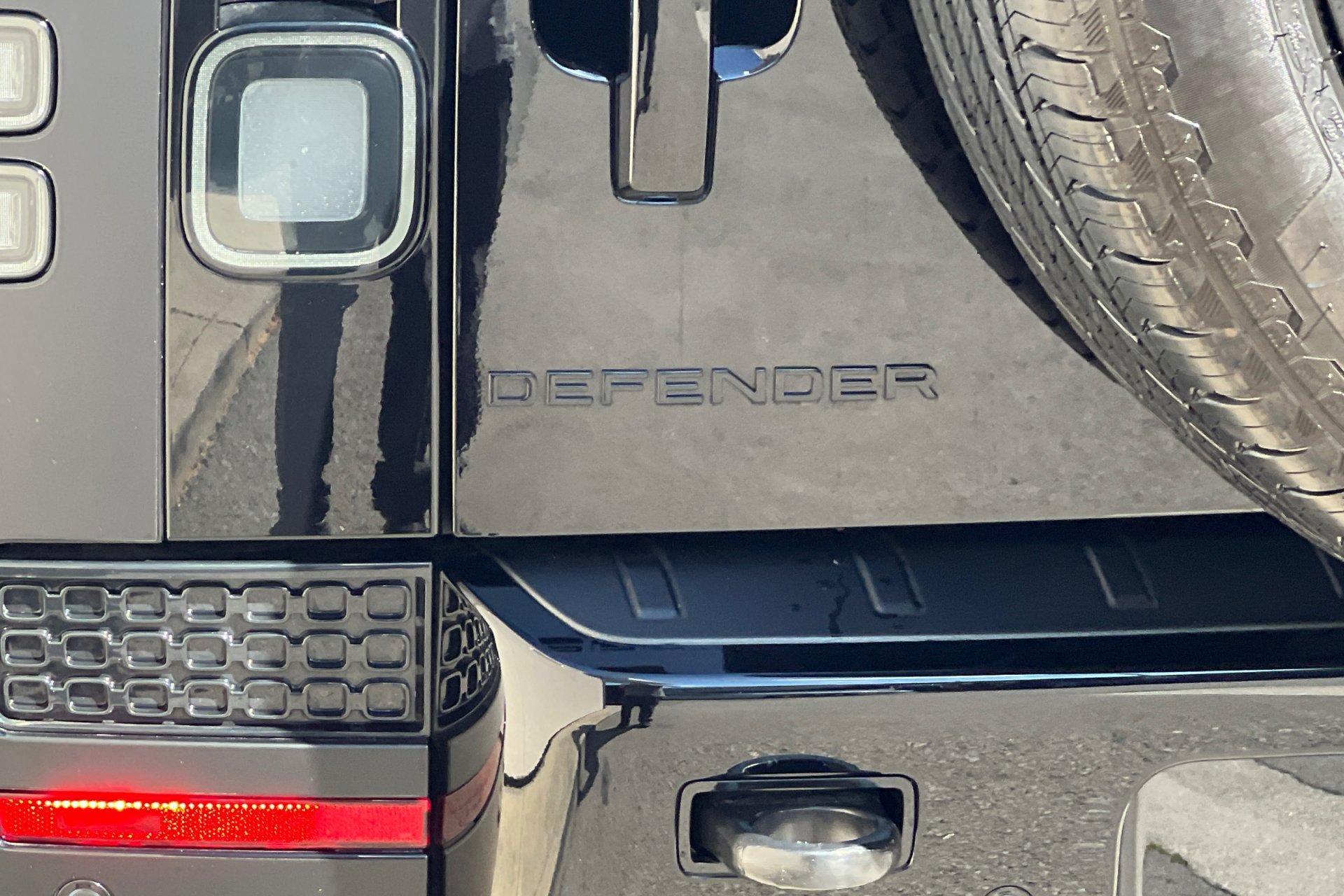2026 Land Rover Defender OCTA Black - Photo 12