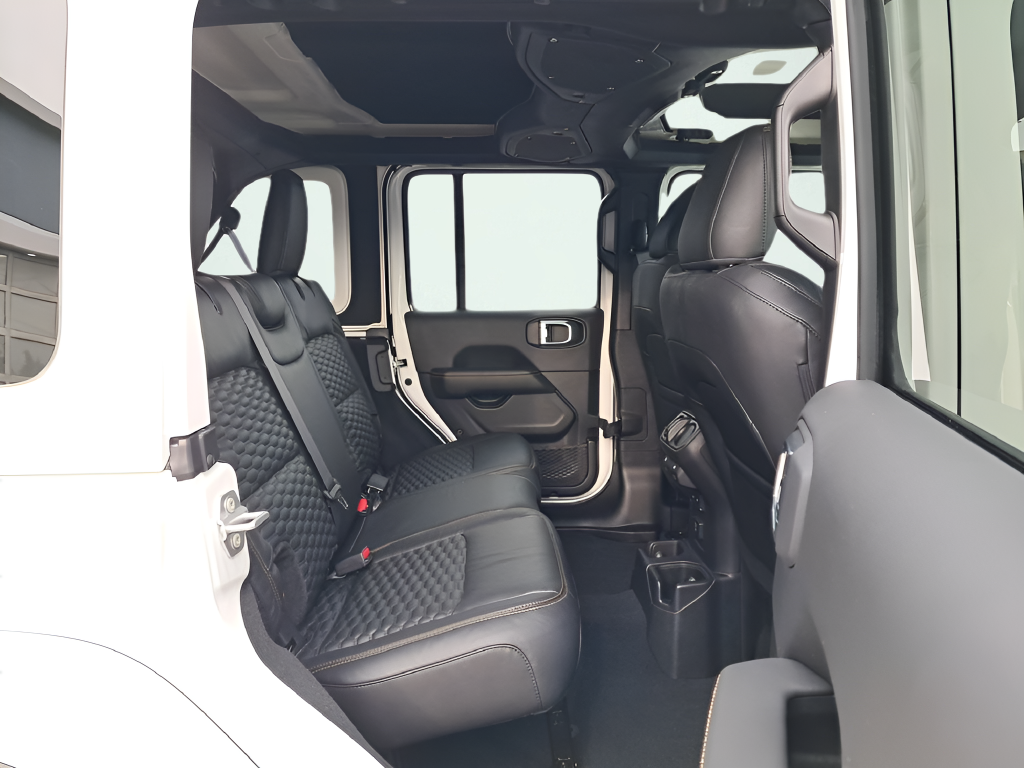 New 2025 Bright White Clear-Coat Exterior Paint Jeep Sahara image 15