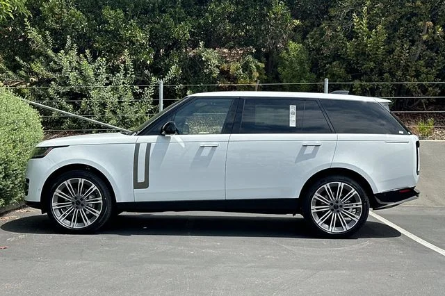 New 2026 Fuji White Land Rover SE image 2