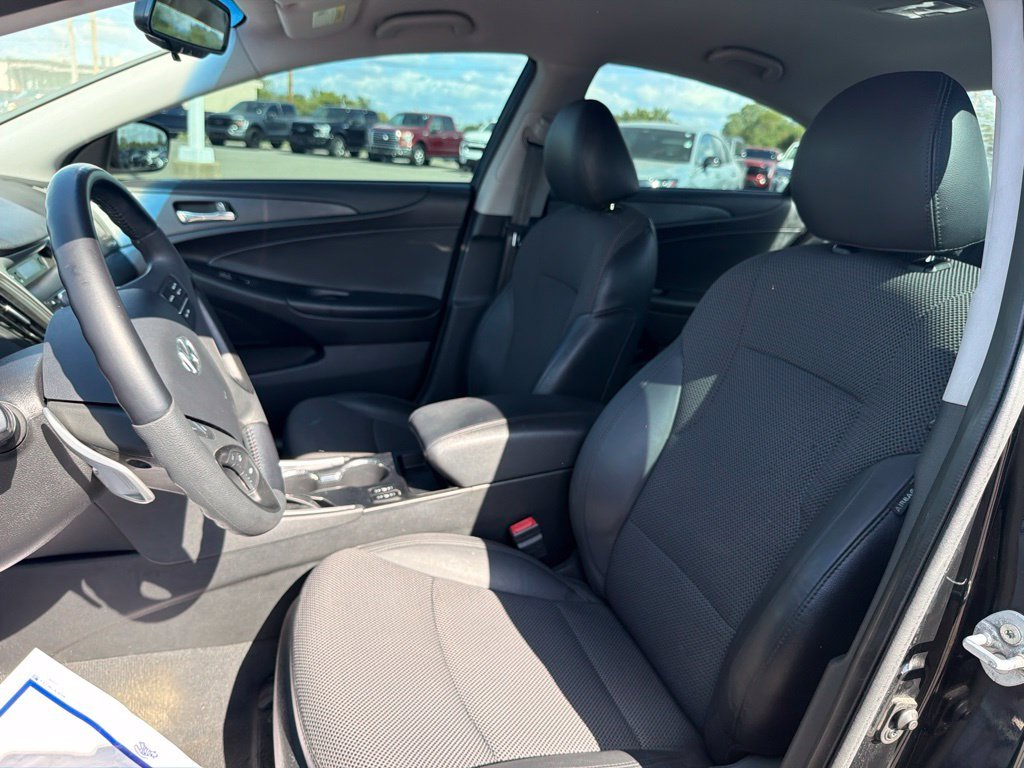Used 2013 Black Hyundai SE image 13