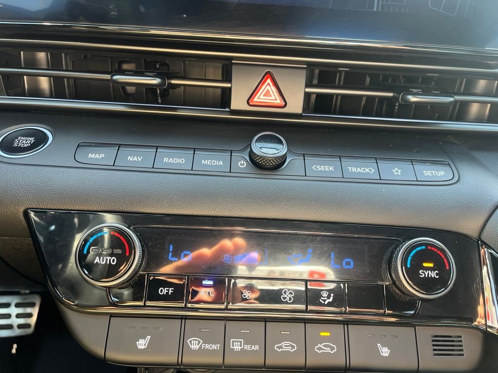 Used 2025 White Hyundai Base image 19