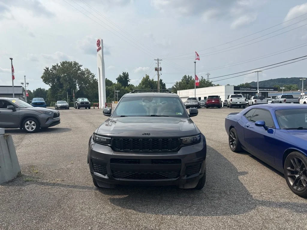 Used 2023 Gray Jeep Altitude image 2