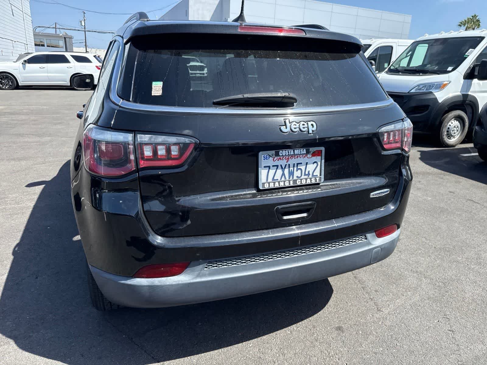 Used 2017 Diamond Black Crystal Pearlcoat Jeep Latitude image 16