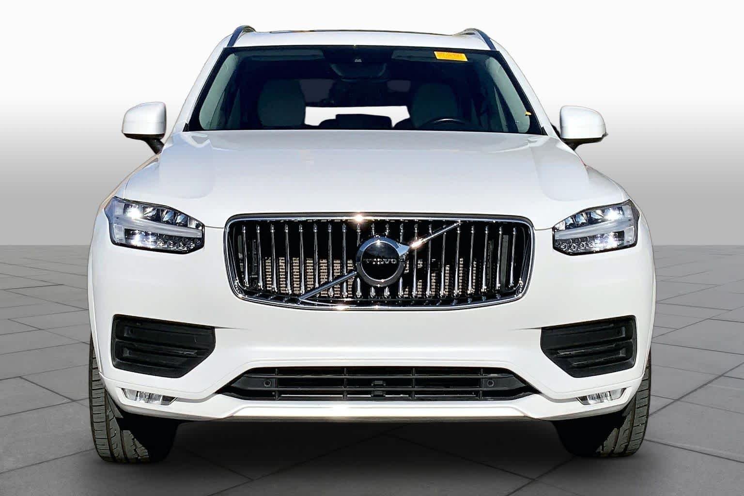 Used 2022 Crystal White Metallic Volvo Momentum image 4