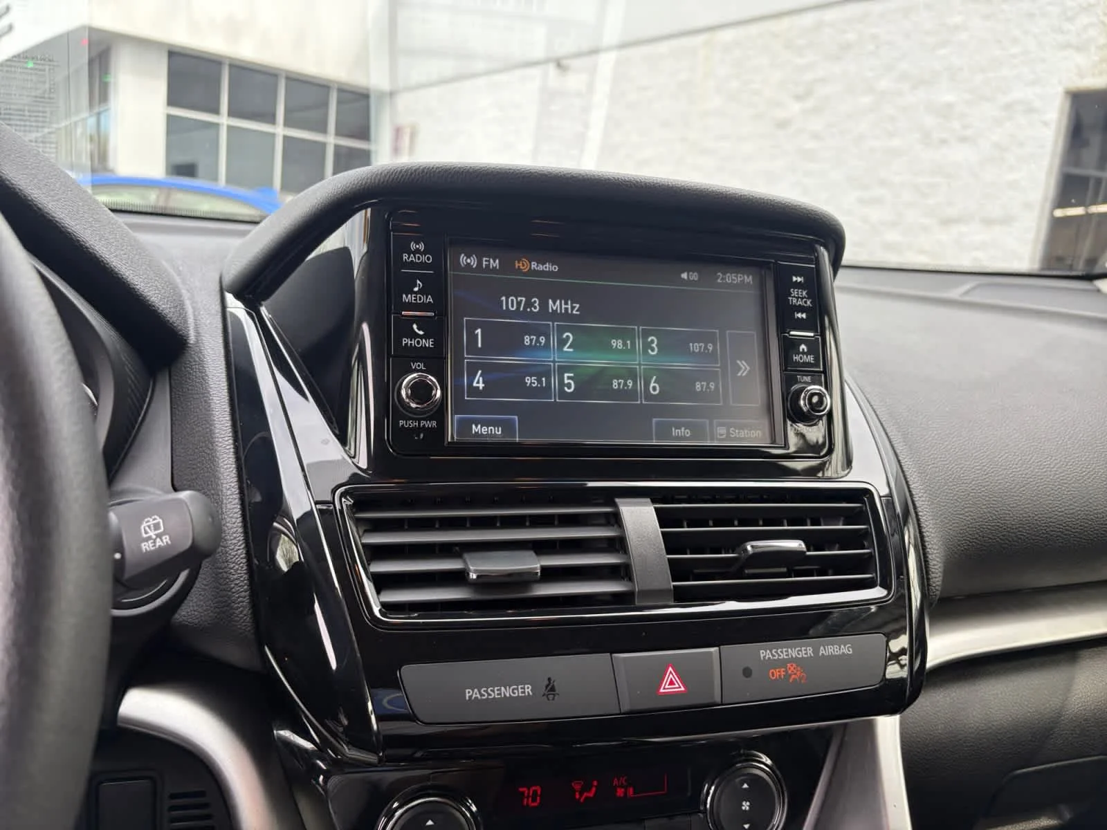 Used 2025 White Diamond Mitsubishi ES image 22