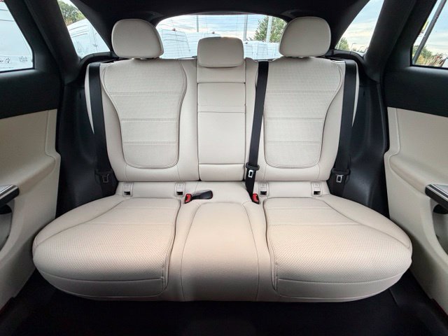 Used 2023  Mercedes-Benz GLC 300 image 17
