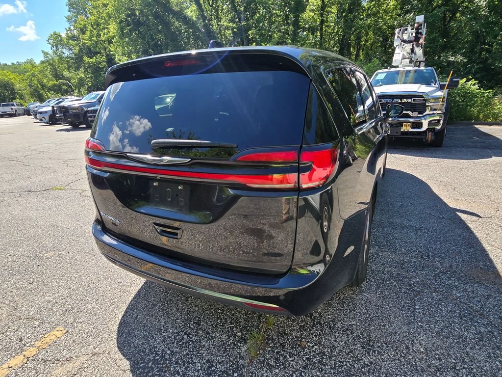 Used 2023 Black Chrysler Touring L image 7