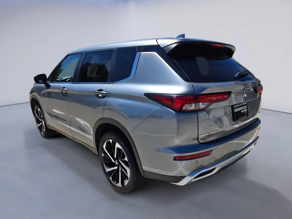 Used 2024 Gray Mitsubishi SE image 3