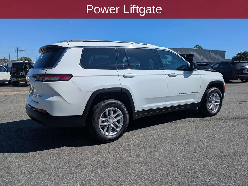 New 2026 Bright White Clear-Coat Exterior Paint Jeep Laredo X image 6